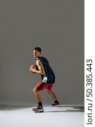 tall young man playing basketball. Стоковое фото, агентство Ingram Publishing / Фотобанк Лори
