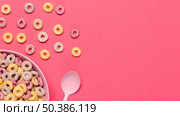 bowl cereal fruit loops with spoon copy space. Стоковое фото, агентство Ingram Publishing / Фотобанк Лори