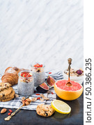 OLYMPUS DIGITAL CAMERA. citrus fruit slices healthy smoothie with backed cookies croissant napkin. Стоковое фото, агентство Ingram Publishing / Фотобанк Лори
