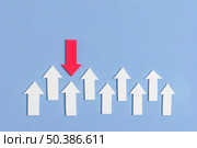 distinct red arrow pointing white arrows. Стоковое фото, агентство Ingram Publishing / Фотобанк Лори