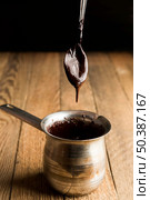 high angle teaspoon with melted chocolate pot. Стоковое фото, агентство Ingram Publishing / Фотобанк Лори