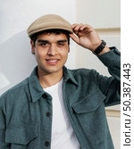 medium shot man holding hat. Стоковое фото, агентство Ingram Publishing / Фотобанк Лори