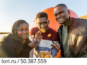 mid shot people eating chicken nuggets out takeout packaging. Стоковое фото, агентство Ingram Publishing / Фотобанк Лори