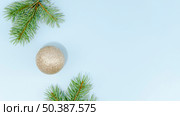 minimalist christmas ball pine leaves with copy space. Стоковое фото, агентство Ingram Publishing / Фотобанк Лори