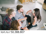 woman guessing name while playing with friends. Стоковое фото, агентство Ingram Publishing / Фотобанк Лори