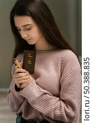 woman praying with wooden cross bible. Стоковое фото, агентство Ingram Publishing / Фотобанк Лори