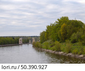 Шлюз на реке с зелёным берегом. Редакционное фото, фотограф Мария Сергеева / Фотобанк Лори