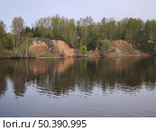 Овражистый берег реки с обрывами и деревьями. Стоковое фото, фотограф Мария Сергеева / Фотобанк Лори