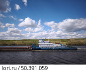 Баржа на реке под облачным небом весной. Редакционное фото, фотограф Мария Сергеева / Фотобанк Лори