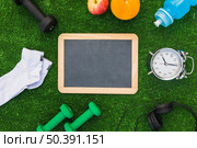 blank wooden slate with sport equipments healthy fruits green turf. Стоковое фото, агентство Ingram Publishing / Фотобанк Лори