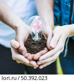 faceless people holding bulb with turntable. Стоковое фото, агентство Ingram Publishing / Фотобанк Лори