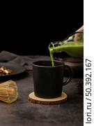 front view matcha tea poured cup. Стоковое фото, агентство Ingram Publishing / Фотобанк Лори