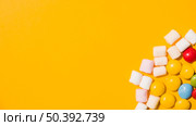 overhead view marshmallow colorful candies yellow background. Стоковое фото, агентство Ingram Publishing / Фотобанк Лори