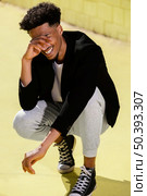 smiley young man outdoor sitting 2. Стоковое фото, агентство Ingram Publishing / Фотобанк Лори