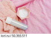top view bottle body butter pink background. Стоковое фото, агентство Ingram Publishing / Фотобанк Лори