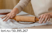 close up hands with rolling pin. Стоковое фото, агентство Ingram Publishing / Фотобанк Лори
