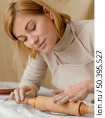 close up woman with rolling pin. Стоковое фото, агентство Ingram Publishing / Фотобанк Лори