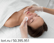 female client salon face care routine with cleansing disks 6. Стоковое фото, агентство Ingram Publishing / Фотобанк Лори