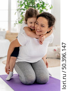 full shot woman holding girl back. Стоковое фото, агентство Ingram Publishing / Фотобанк Лори