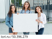 group women marching together. Стоковое фото, агентство Ingram Publishing / Фотобанк Лори