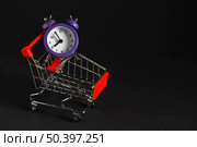 shopping trolley with alarm clock. Стоковое фото, агентство Ingram Publishing / Фотобанк Лори