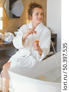 woman bath robe preparing bathtub 3. Стоковое фото, агентство Ingram Publishing / Фотобанк Лори