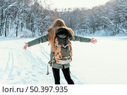 back view woman with backpack winter day. Стоковое фото, агентство Ingram Publishing / Фотобанк Лори