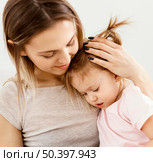 beautiful daughter mother spending time together home 2. Стоковое фото, агентство Ingram Publishing / Фотобанк Лори