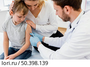 close up kid getting vaccinated. Стоковое фото, агентство Ingram Publishing / Фотобанк Лори