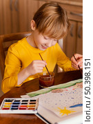 close up kid using watercolors. Стоковое фото, агентство Ingram Publishing / Фотобанк Лори