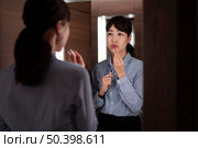 front view beautiful woman looking mirror. Стоковое фото, агентство Ingram Publishing / Фотобанк Лори