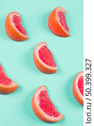 slices grapefruits mint background. Стоковое фото, агентство Ingram Publishing / Фотобанк Лори