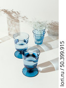 glasses with water table 11. Стоковое фото, агентство Ingram Publishing / Фотобанк Лори
