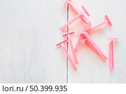 heap pink razors. Стоковое фото, агентство Ingram Publishing / Фотобанк Лори