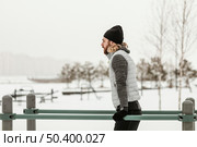 medium shot man holding bars. Стоковое фото, агентство Ingram Publishing / Фотобанк Лори