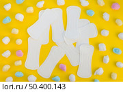arrangement pads colourful cotton balls. Стоковое фото, агентство Ingram Publishing / Фотобанк Лори