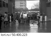 Москва, СССР, - 29 октября 1984: церемония перезахоронение праха Федора Шаляпина на Новодевичьем кладбище. Редакционное фото, фотограф Михаил Дружинин / Фотобанк Лори