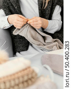 close up hands knitting inside. Стоковое фото, агентство Ingram Publishing / Фотобанк Лори