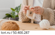 close up hands knitting with needles. Стоковое фото, агентство Ingram Publishing / Фотобанк Лори
