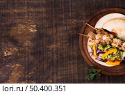 cooked meat veggies kebab skewers copy space. Стоковое фото, агентство Ingram Publishing / Фотобанк Лори