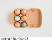 flat lay carton with easter eggs copy space. Стоковое фото, агентство Ingram Publishing / Фотобанк Лори