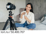 woman vlogging about make up. Стоковое фото, агентство Ingram Publishing / Фотобанк Лори