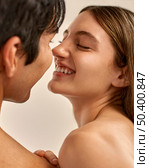 back view shirtless man side view woman smiling. Стоковое фото, агентство Ingram Publishing / Фотобанк Лори