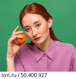 beautiful redhead woman posing with oranges 3. Стоковое фото, агентство Ingram Publishing / Фотобанк Лори
