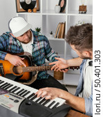 close up musicians making music. Стоковое фото, агентство Ingram Publishing / Фотобанк Лори