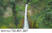 Tall waterfall Catarata del Toro flowing from hidden cave in lush Costa Rica. Стоковое видео, видеограф Ольга Сухарева / Фотобанк Лори