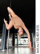 female performance pole dance. Стоковое фото, агентство Ingram Publishing / Фотобанк Лори