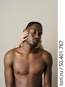 front view shirtless man posing with hands his face. Стоковое фото, агентство Ingram Publishing / Фотобанк Лори