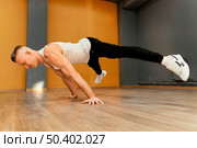 male performing breakdance 5. Стоковое фото, агентство Ingram Publishing / Фотобанк Лори