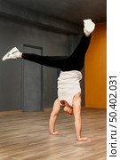 male performing breakdance 9. Стоковое фото, агентство Ingram Publishing / Фотобанк Лори